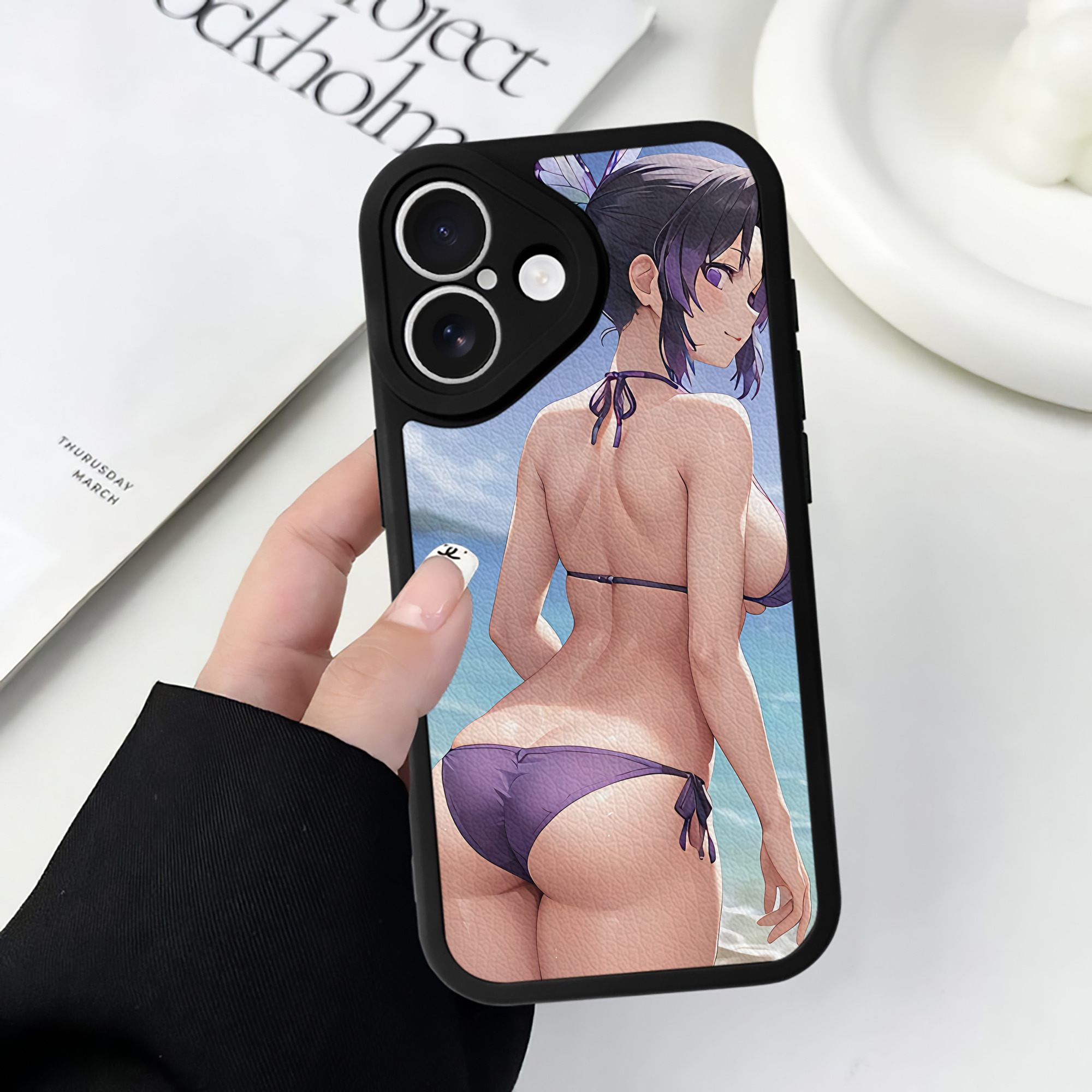 （画像用） 鬼滅の刃（きめつのやいば）蟲柱-胡蝶 しのぶ／こちょう しのぶ Kochou Shinobu 【iPhone 16シリーズ対応】シリコンスマホケース（レザー調） 材質：シリコン